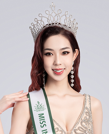 Dinelle Wong